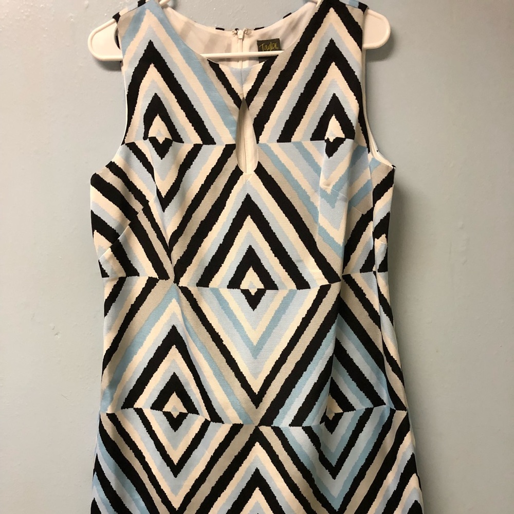 Sleeveless dress with lining